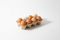 caja de huevos en fondo blanco